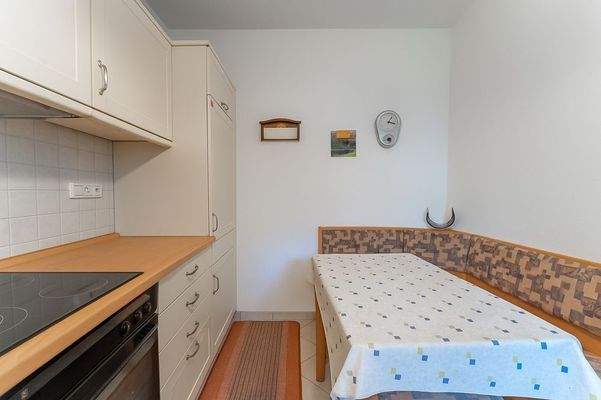 Sitzecke Küche KI bearbeitet