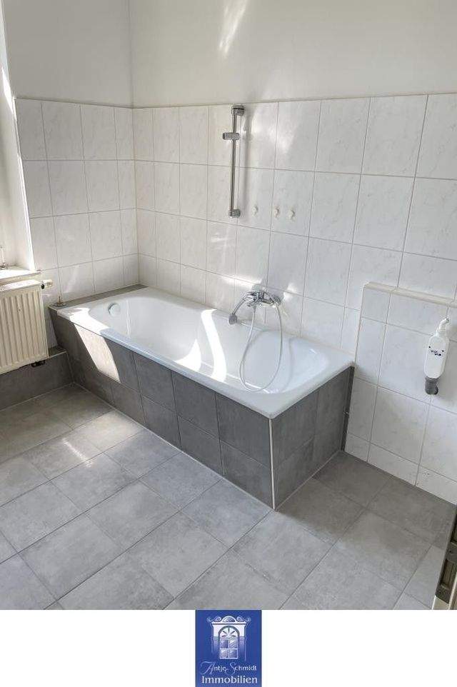 Gepflegte Wohnung mit Loggia, Blick ins Grüne und modernem Badezimmer! - Foto 3