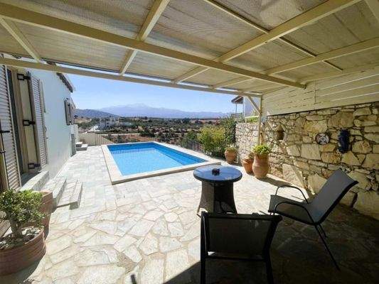 Kreta, Roumeli: Charmante Villa mit Garten und Pool zu verkaufen