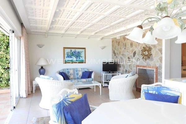 Helles Wohnzimmer mit Kamin