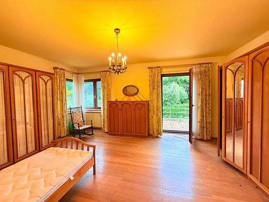 Schlafzimmer OG mit Zugang zum Balkon