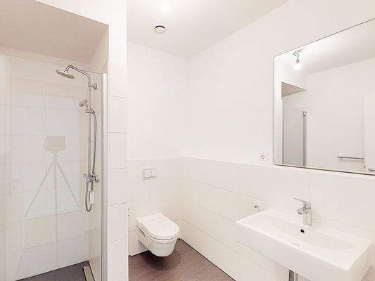 Bad mit Badewanne und Dusche (Musterwohnung) 