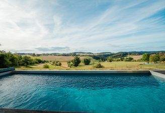 Blick aus dem Pool ...