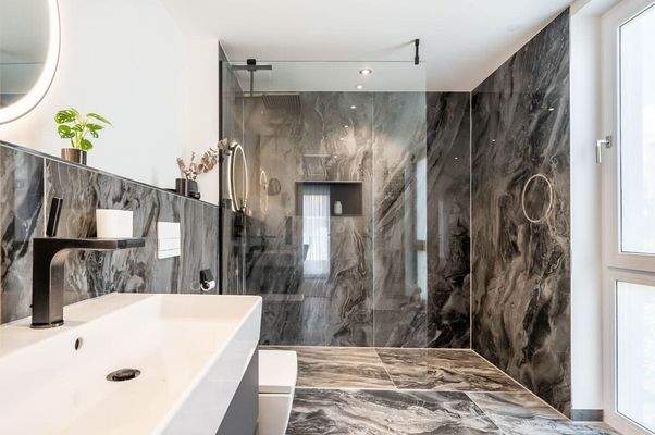 Badezimmer mit bodengleicher Dusche