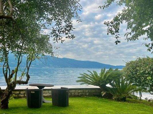 Garten mit Aussicht auf den See.jpg