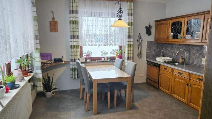 Einbauküche mit Essbereich