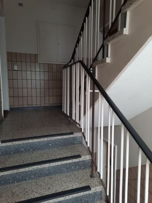 04-Hausflur-Treppe.jpg