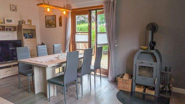 Wohn-/ Esszimmer mit Ofen