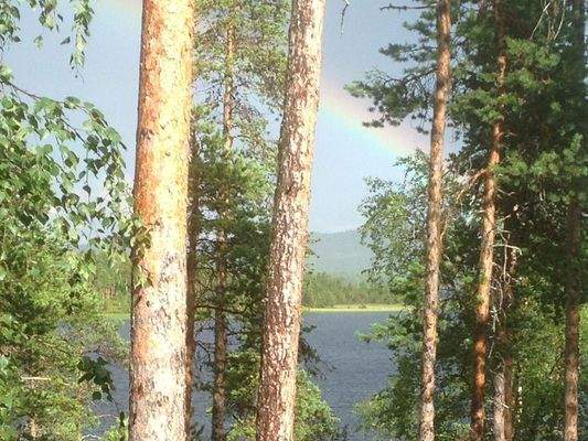 Regenbogen über dem See