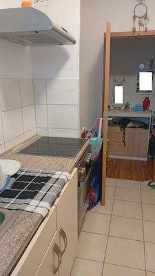 Küche mit Herd und Schrank