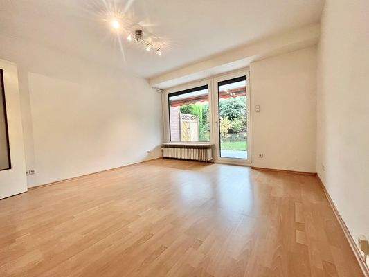 Zimmer im Gartengeschoss mit Zugang zur Terrasse und Garten