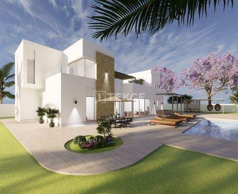 Detached Villa with Pool Near the Beach in Torrevieja Alicante
