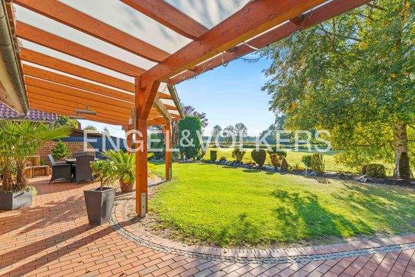 Überdachte Terrasse mit Blick in den Garten