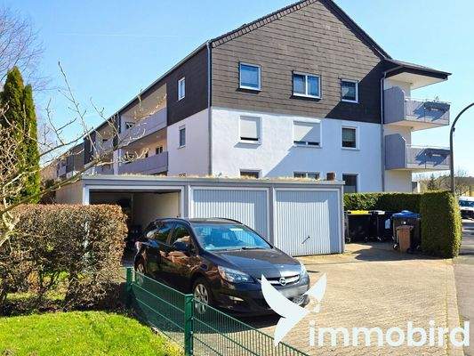 Hausansicht & Garagen