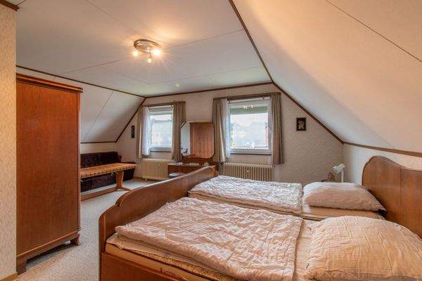 großes Zimmer im Dachgeschoss