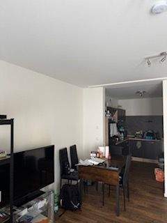 Wohnzimmer mit offener Küche