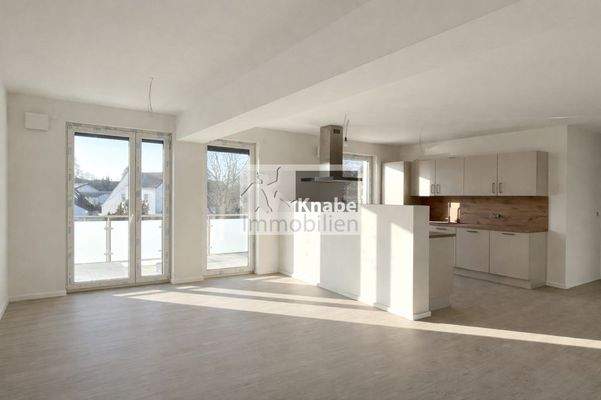 Helles, modernes Wohnzimmer mit Küche