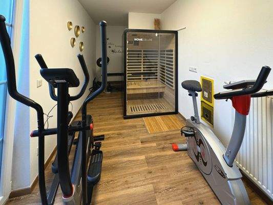 Fitnessraum mit Infrarotkabine
