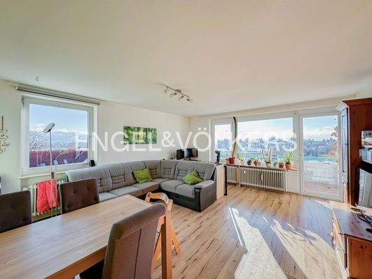 Strahlend heller Wohn- Essbereich