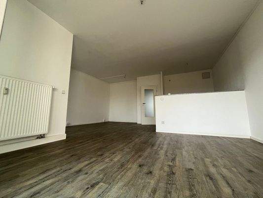 Wohnzimmer mit Blick Richtung Küche