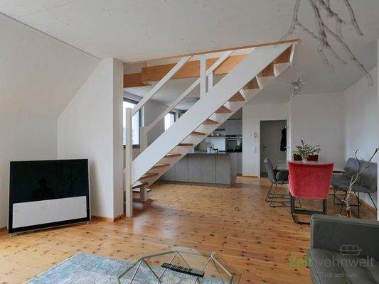 Blick zuTV und Innentreppe