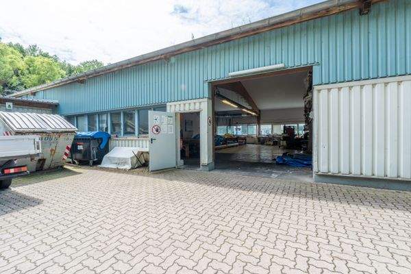 Außenansicht mit Hallentor