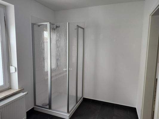 Das Duschbad mit reichlich Platz.jpg