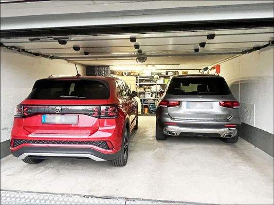 Hochwertige Doppelgarage - ordentlich, geräumig & elektrisch