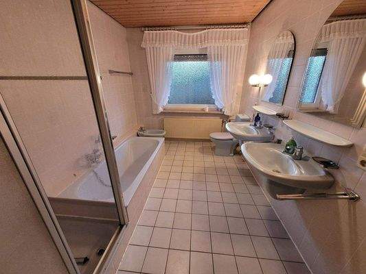 EG Badezimmer mit Fenster