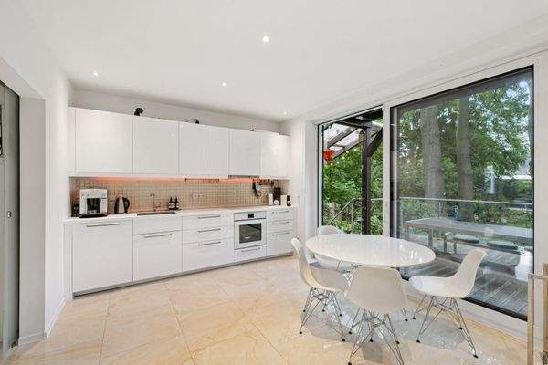 Küche mit Terrassenzugang