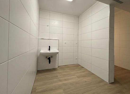 Das Badezimmer mit großer Dusche