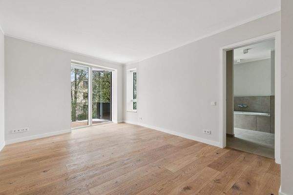 Schlafzimmer mit Balkon und en suite Bad