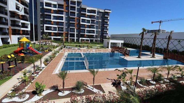 Flats in Complex near Main Street in Antalya Altintas