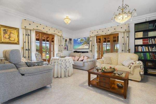 Wohnzimmer mit Blick zum Pool