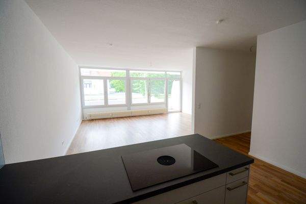 Blick von der Küche auf das Wohn-/Esszimmer