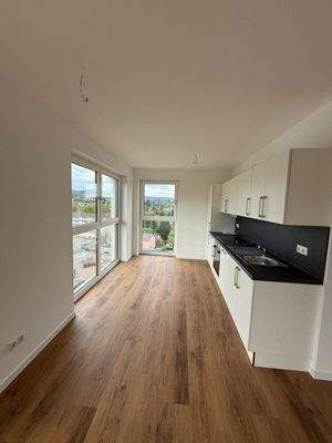 Helle Küche mit Ausblick