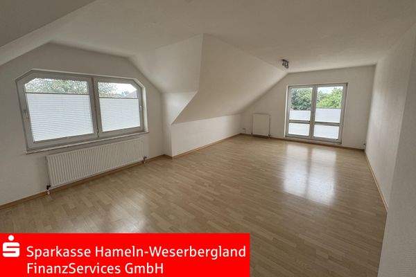 Großes und helles Wohnzimmer mit Balkonaustritt