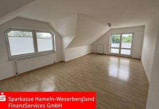 Großes und helles Wohnzimmer mit Balkonaustritt