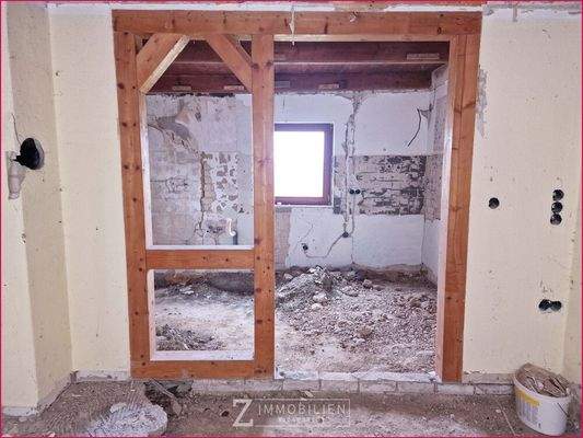 Blick vom alten Wohnbereich in die alte Küche