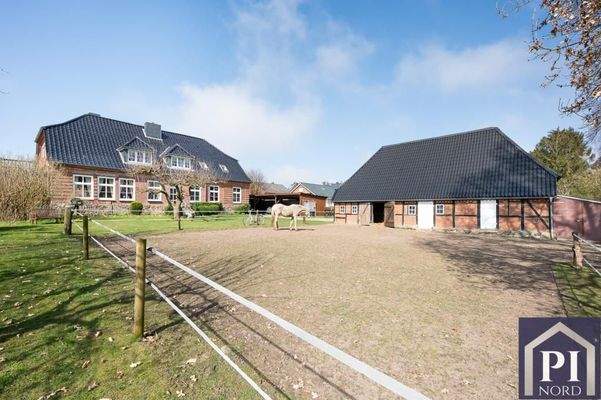 Pferdepaddock am Haus