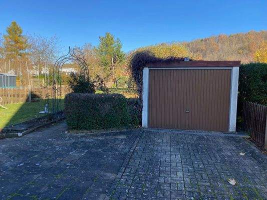 Fertigteil- Garage im hinteren Bereich.jpg