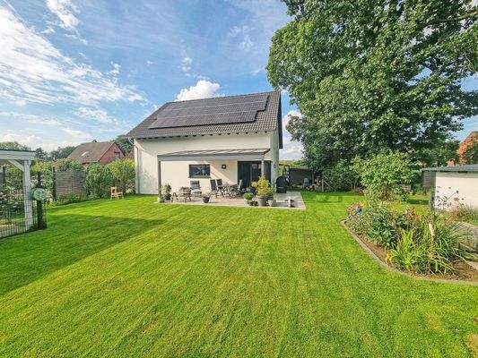 weitläufiger Garten