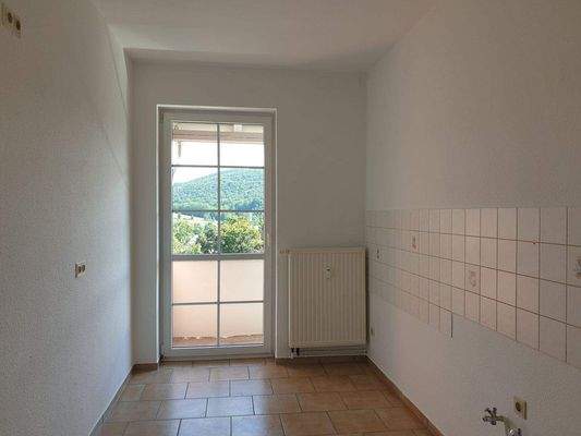 Küche mit Zugang zum Balkon