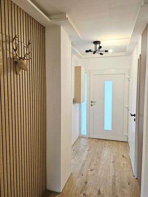 Eingangstür und Kellertür