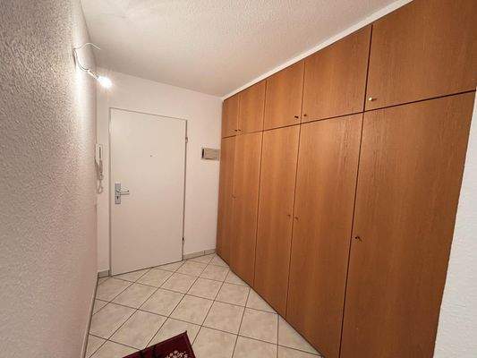 Flur mit praktischen Einbauschränken