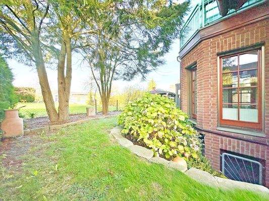 Gartenfläche hinterm Haus