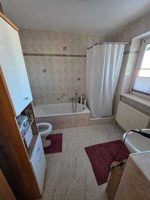 Helles Badezimmer im OG