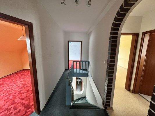 OG: Flur und Treppenaufgang
