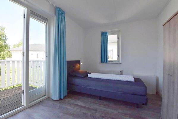 ferienwohnung-schlafzimmer-cap-helius-balcony-zugang-boxspring03