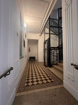 Stiegenaufgang Lift
